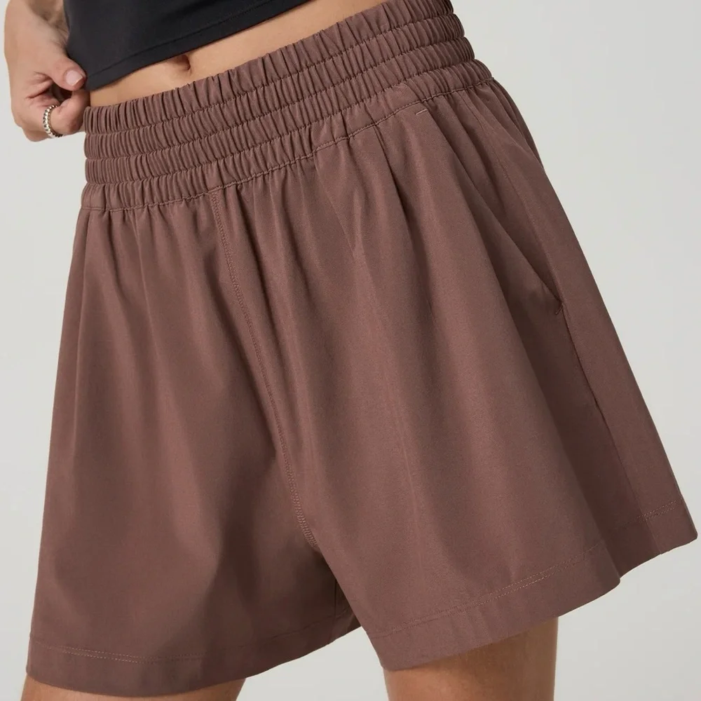 NWT Vuori Villa Shorts in Sable - Picture 4 of 7
